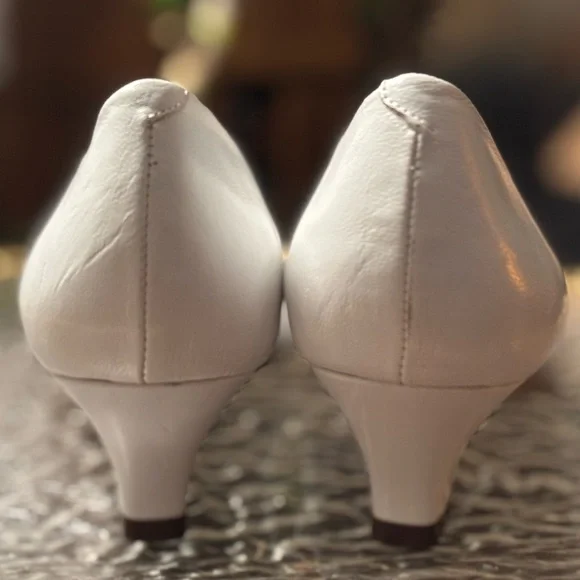 Vintage Bandolino Made in Italy Ivory Leather Pumps with Sculptural Bow 8.5 N - Picture 7 of 16
